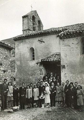 Mariage Edmée Susini devant l'église, années 1960