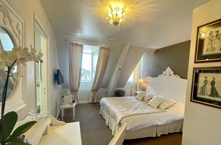 8 - Chambre De Luxe double mansardée