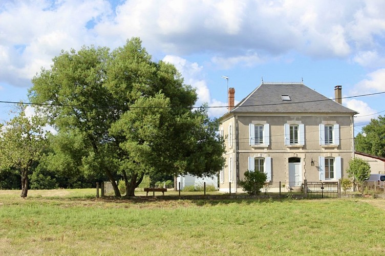 Gite-Martial-Montpon-facade-a-vallee-isle-perigord