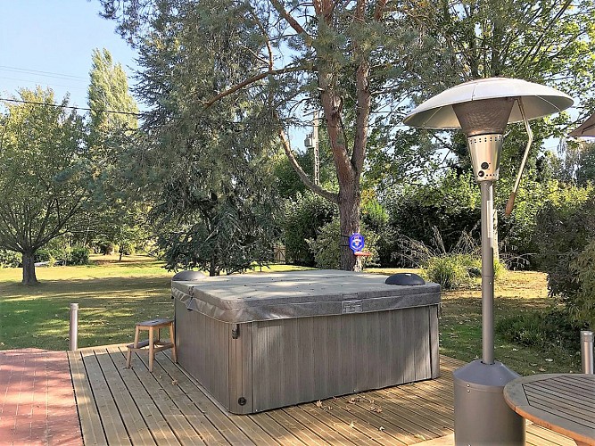 Le Clos de la Galice à Bailleul-la-Vallée_jacuzzi