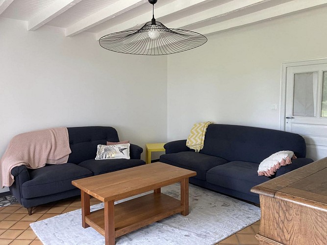 Salon (2 canapés, TV, buffet avec jeux de société)