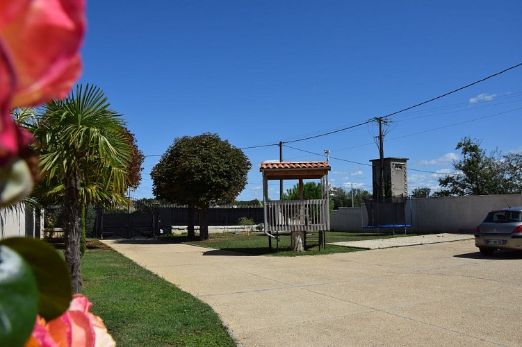 parking et cour privé et sécurisé