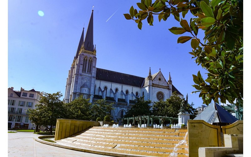 Place de la Libération - Église Saint-Jacques Pau - Ville de Pau