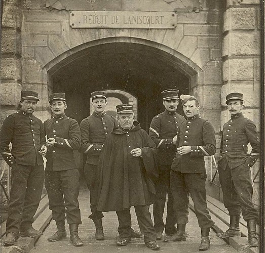 Militaires devant le Fort Sérurier