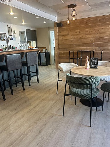 Vue sur le bar (2025).