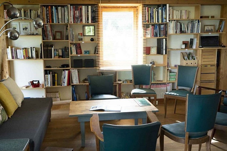 Maison relais_salon_videoprojecteur_bibliothéque_ludothéque