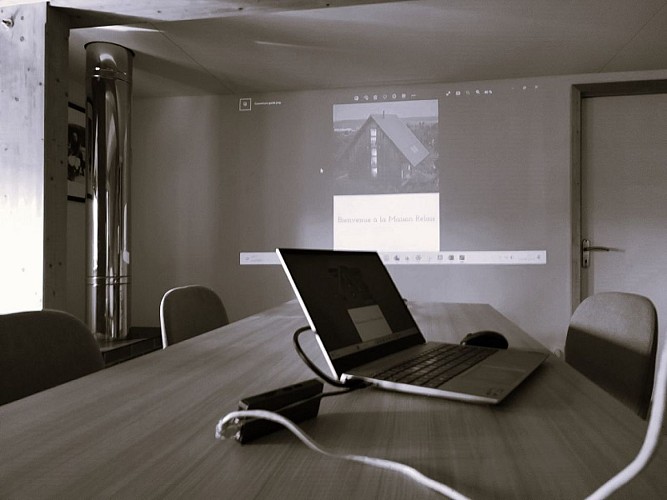 Maison relais_palier modulable en espace de réunion_rétroprojecteur