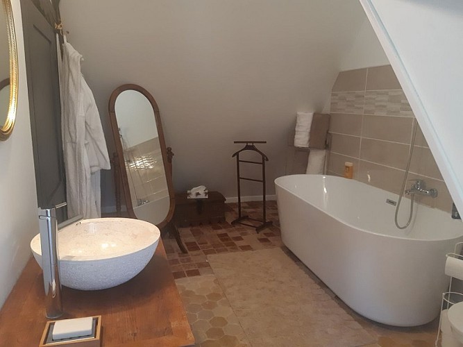 Chambre 3_suite 2 personnes_La saussaye_baignoire