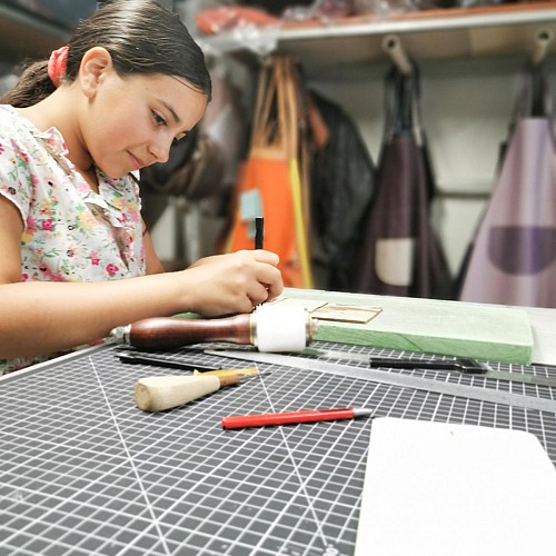 Atelier Maroline : fabrication d'un accessoire en cuir - Duo adulte - enfant