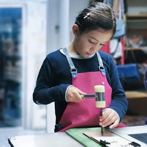 Atelier Maroline : fabrication d'un accessoire en cuir - Duo adulte - enfant