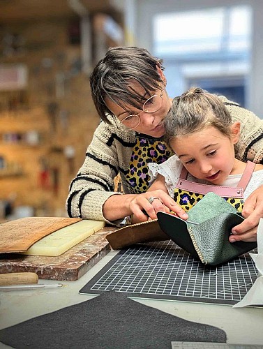 Atelier Maroline : fabrication d'un accessoire en cuir - Duo adulte - enfant