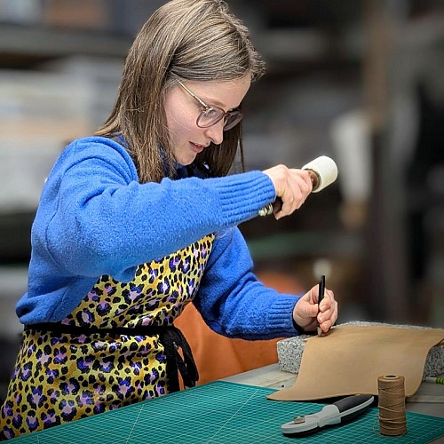 Atelier Maroline : fabrication d'une pochette en cuir