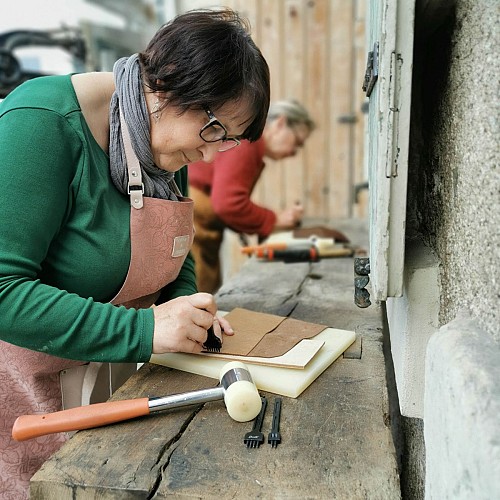 Atelier Maroline : fabrication d'une pochette en cuir