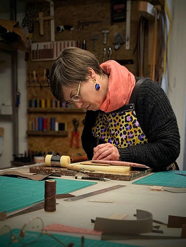 Atelier Maroline : fabrication d'une pochette en cuir
