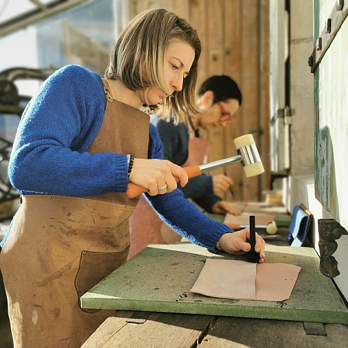 Atelier Maroline : fabrication d'une pochette en cuir