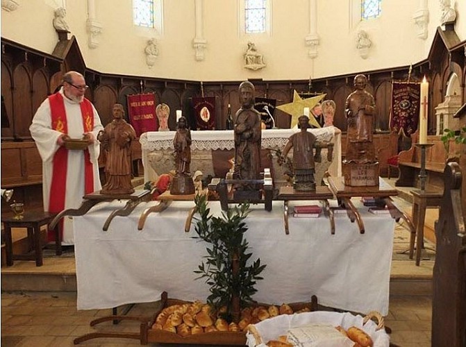 Bénédiction après la messe de la Saint-Vincent par le père Dessendre