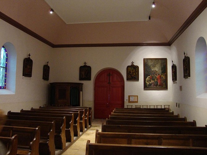 Nef de l'église et porte repeinte en 2016 par Terres et Couleurs