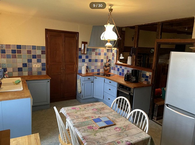 Cuisine équipée ouverte sur la pièce de vie