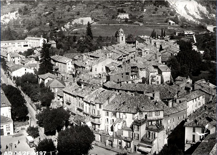 Centre ancien d'Annot vue du ciel
