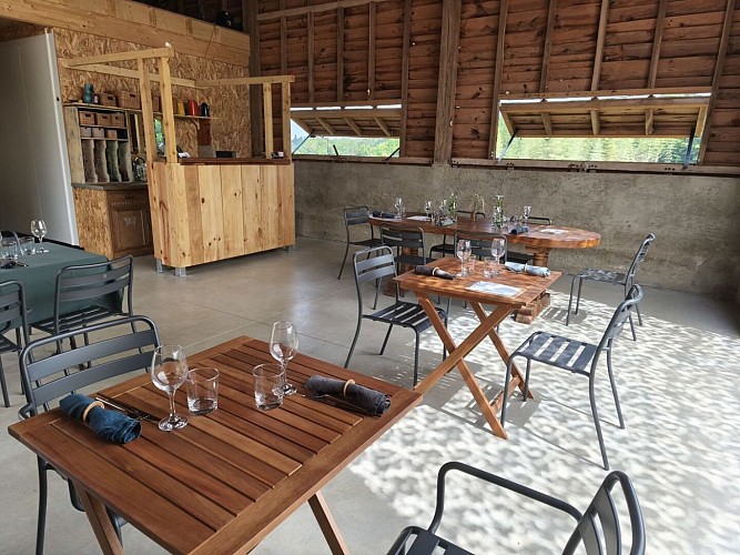 restaurant-ferme-séchoir-salle-interieure-beleymas-tourisme-vallee-isle 2