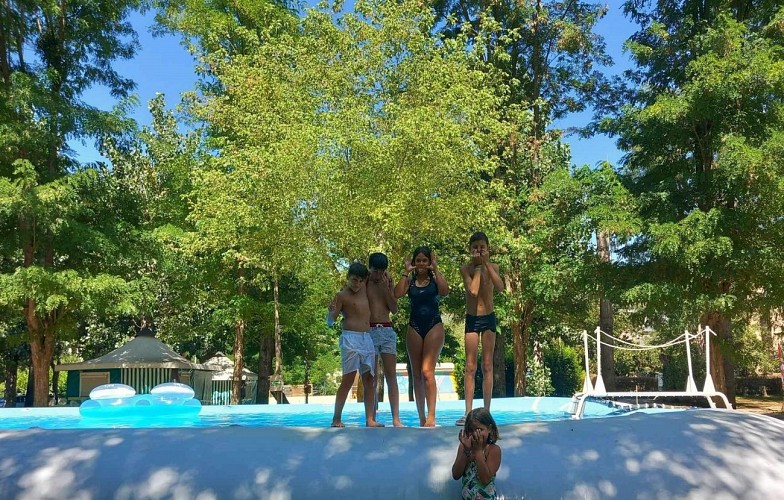 Camping L'Amitié au bord de l'eau