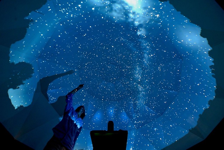 Séances au Planétarium à La Chapelle-aux-Lys