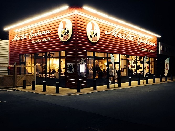 maitre-corbeau-exterieur-nuit-10