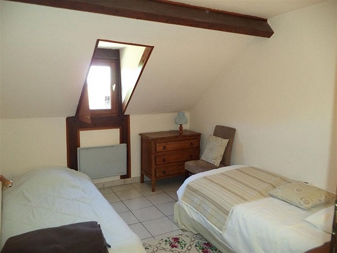 les grandes vignes- la maisonnette-Saint etienne sous bailleul-chambre 2 lits simples