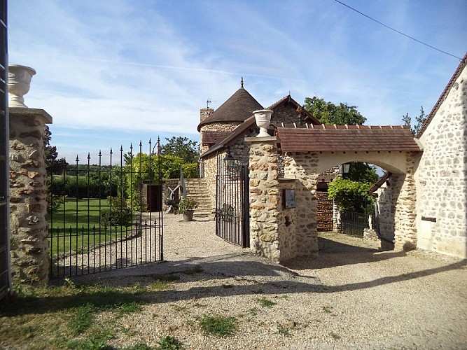 La tour-les grandes vignes-saint etienne sous bailleul-entree exterieur