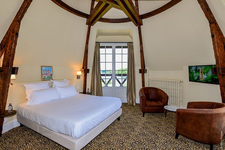 hostellerie saint pierre-saint pierre du vauvray_chambre ronde avec terrasse