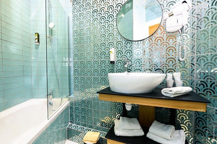 hostellerie saint pierre-saint pierre du vauvray_Salle de bain bleu