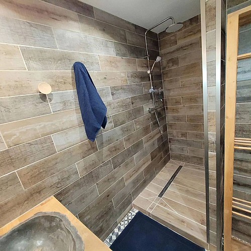 2 ème photo de la salle de bain (douche)