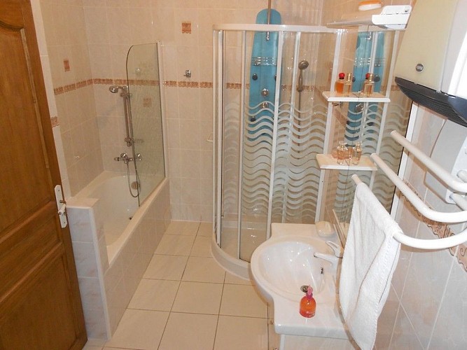 Salle de bain + WC séparé