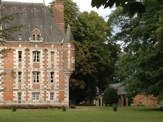 Vue extérieure du chateau de Canteloup des écuries