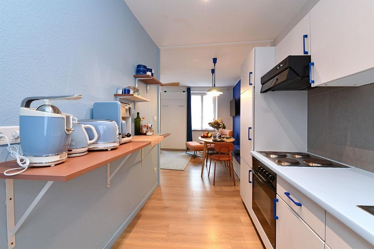 Cuisine toute équipée, four, plaques électrique, frigo, congélateur