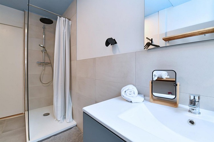 Salle de douche neuve avec grande douche italienne