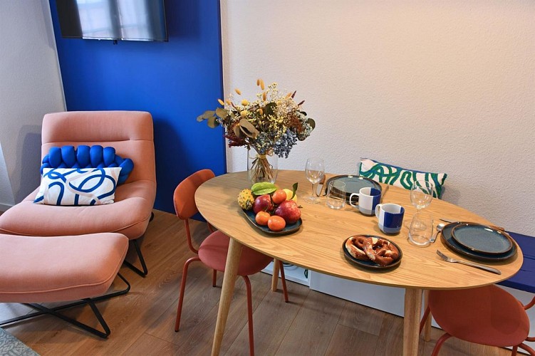 Coin repas avec fauteuil confortable et smart tv