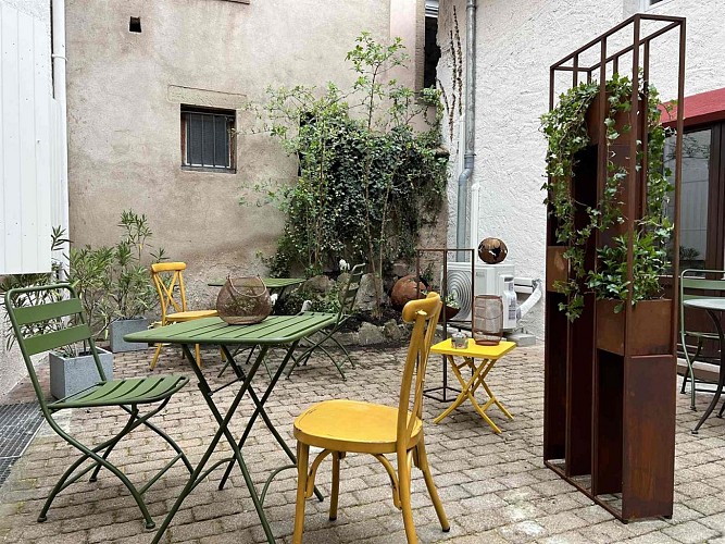 Cour intérieure de l'immeuble, table et chaises pour manger (commune)
