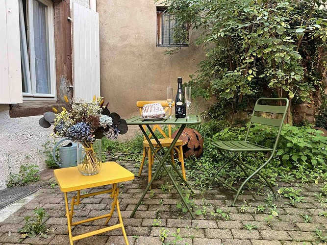 Cour intérieure, table pour y manger