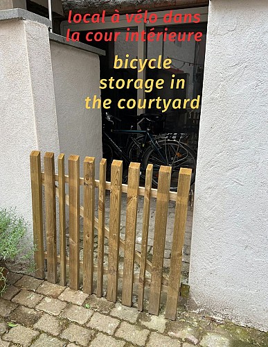 Local pour vélo dans la cour de l'immeuble