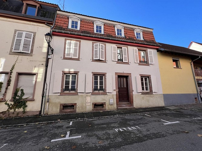 Façade de l'immeuble côté rue dans impasse calme, stationnement possible devant