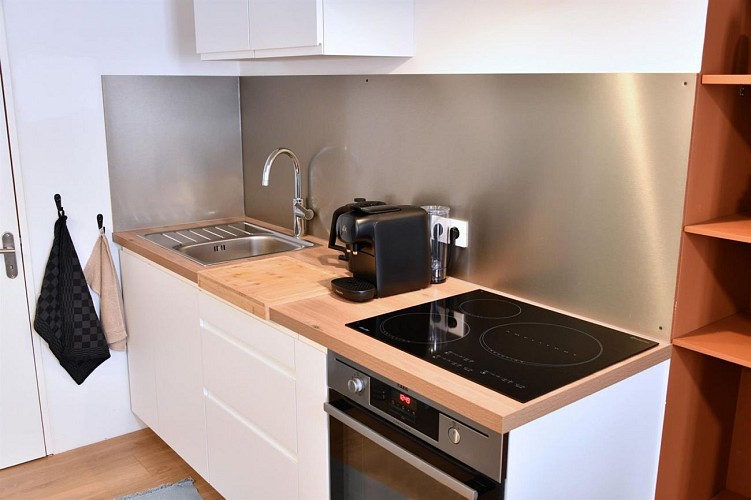 Cuisine équipée : Four, plaque électriques, 2 cafetières, bouilloire