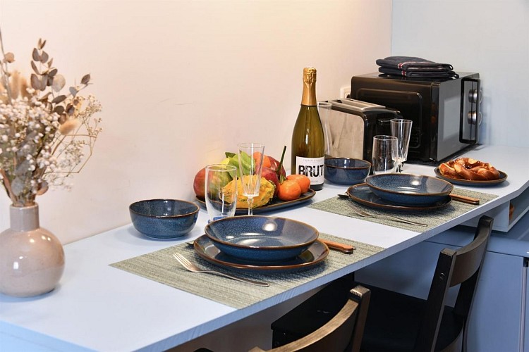 Coin repas avec hauteur bar, frigo, microondes, grille pain