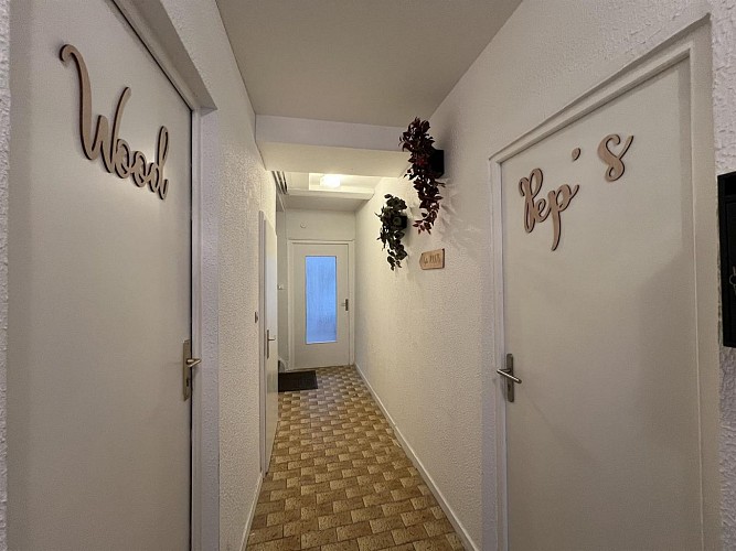 Couloir de l'immeuble qui donne accès au studio