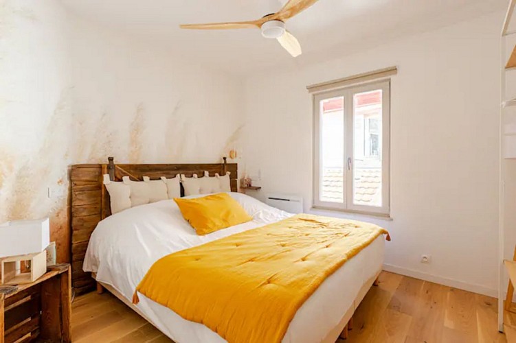 chambre 1 avec lit king size et de la place pour un lit parapluie