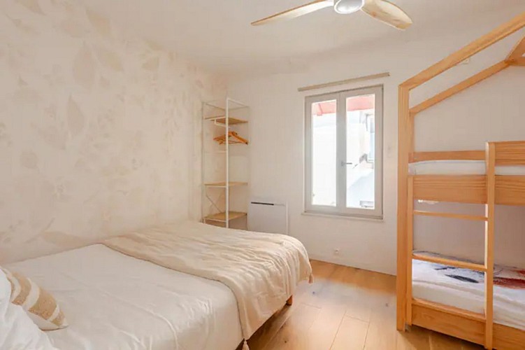 Chambre 2 avec un lit double et 2 lits superposés