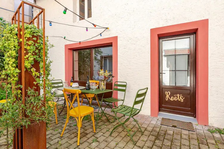 entrée dans la maison de ville par une cour intérieure d'immeuble et exterieur aménagé pour y manger