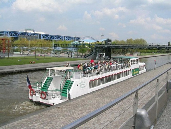 Bootsfahrt in Paris: zwischen Seine und Kanal Saint Martin (Museum d'Orsay in Richtung Park Villette)