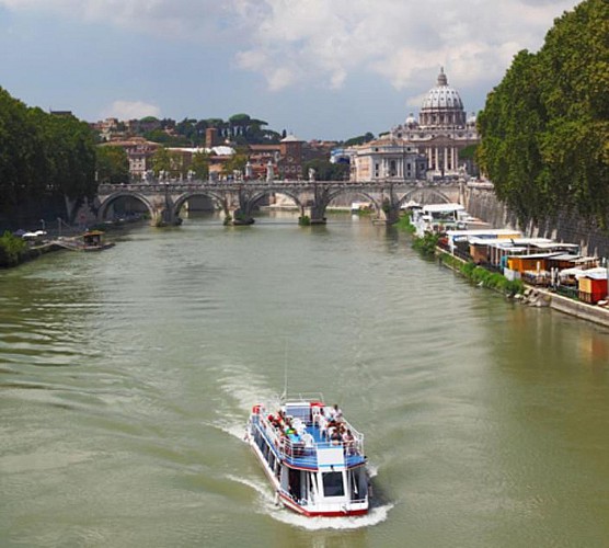 Roma in battello : crociera a fermate multiple sul Tevere