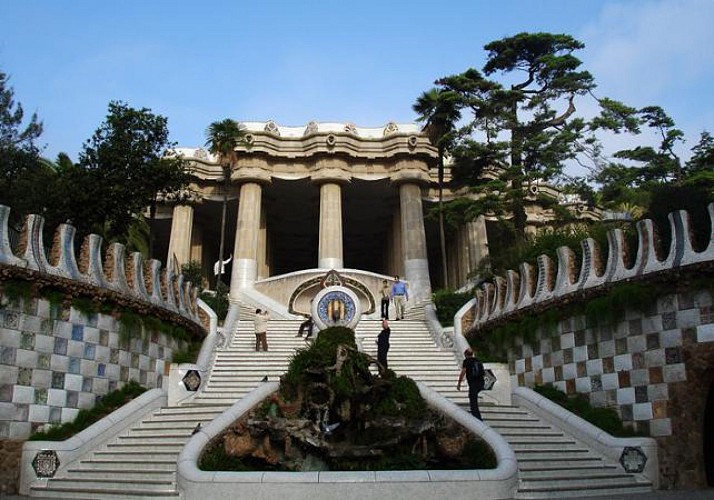 Guided Walking Tour of Guell Park – Priority access